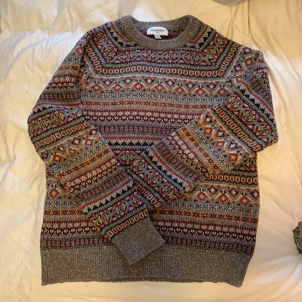 Gray knit patterned sweater